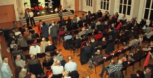 Festsaal der Treffpunktgemeinde Besucher zum Thema "Flüchtlinge und Tempohome".