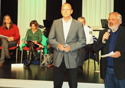 Peter Kressin (r.) und Jens Tangenberg eröffnen das Forum im Saal der Treffpunktgemeinde.